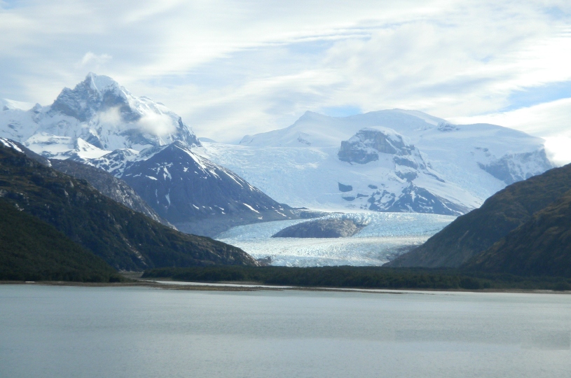 The 'Francia' glacier curves around mountain peaks